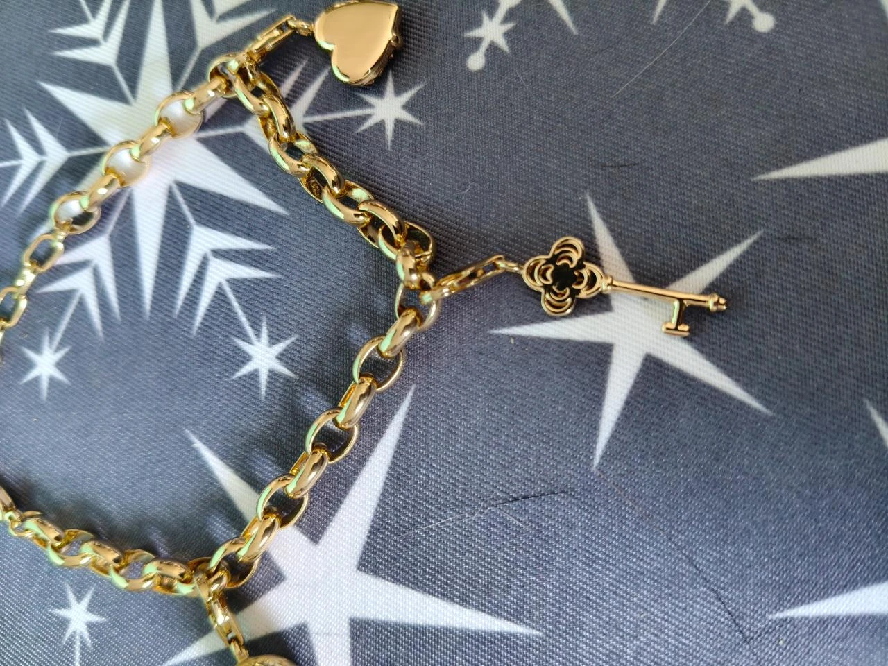 Pulseira Dourada Elos Largos com Pendentes – photo 8